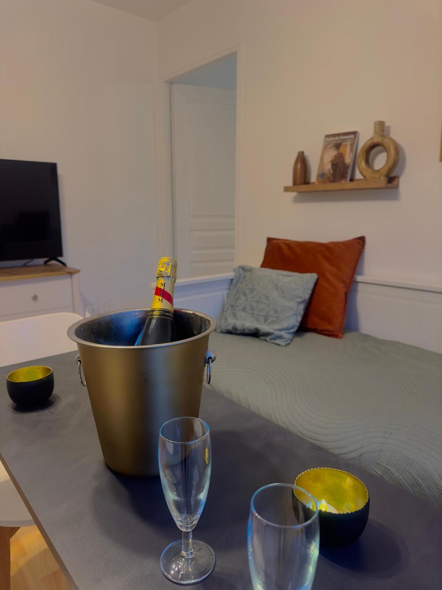 Appartement Chloe Du Lac Montferrat  エクステリア 写真